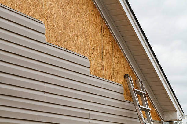 Professional Siding Installation technician working in Duncan, SC